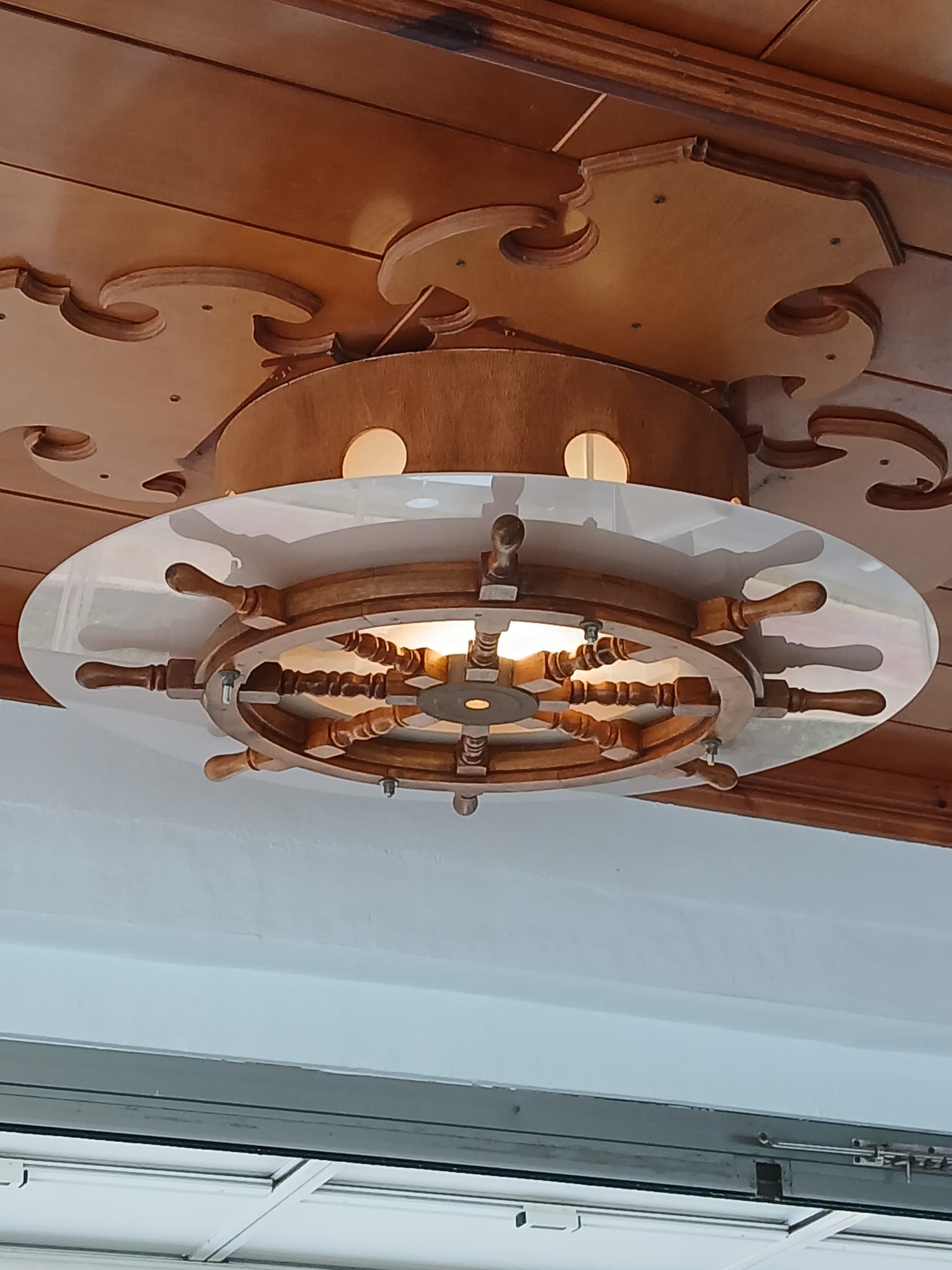 Diseño de lámpara a medida en madera